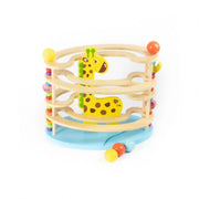 Giraffe hra s viacfarebnými drevenými guľami