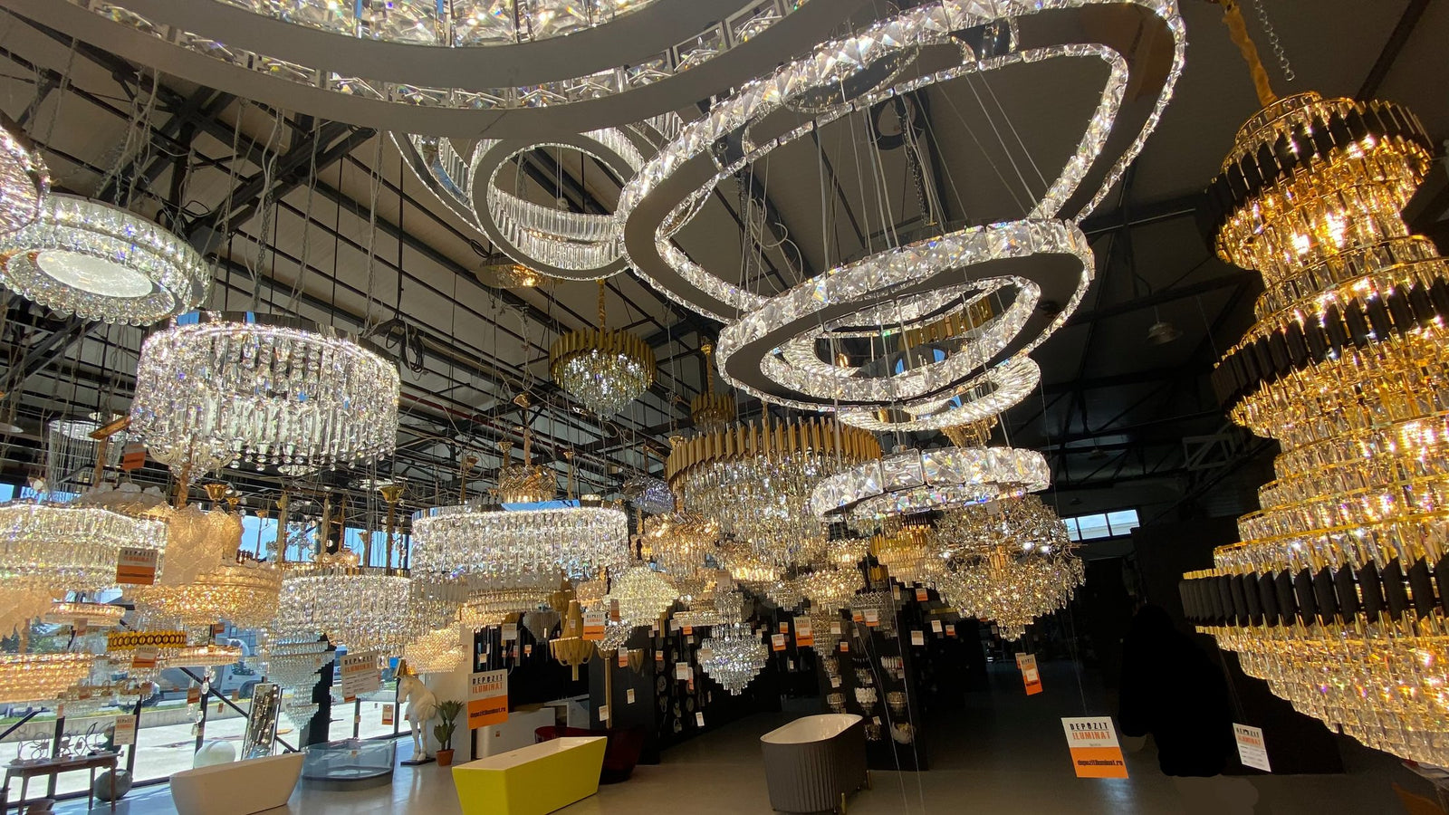 Krištáľové lustre v showroome Alessandro Design
