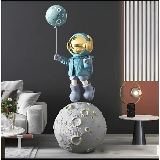 Astronaut LED lampa v modrej živicovej veioze a predvolený názov Alessandro Design Lamp