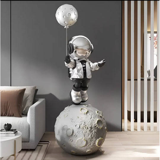 Astronaut LED lampa v striebornej živicovej veioze a predvolený názov Alessandro Design Lamp