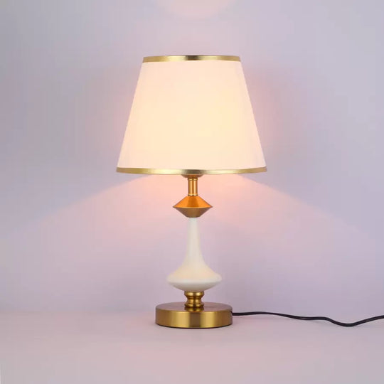 Nevaeh Lamp 1x E27 White Gold Lampy a lampy Predvolený názov Alessandro Design